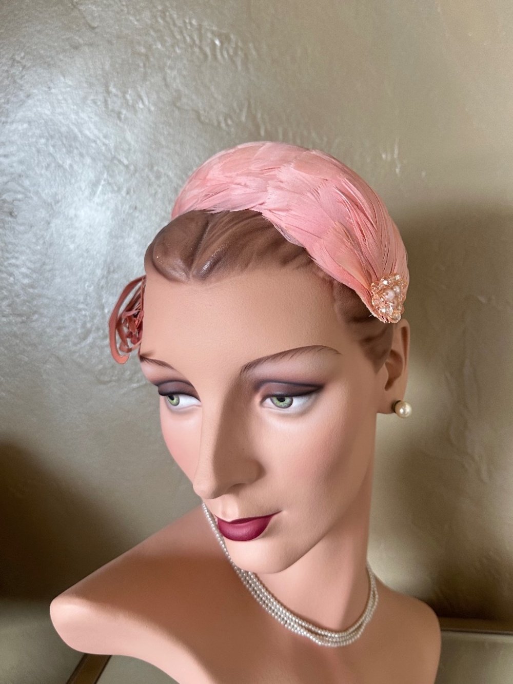 ELEGANT 1950s' PINK FEATHER COCKTAIL HAT WITH BEADED JEWEL - Picture 2 of 12